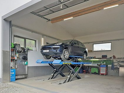 Testfahrerstützpunkt - Werkstatt mit Hebebühne am Feriendorf Ponyhof