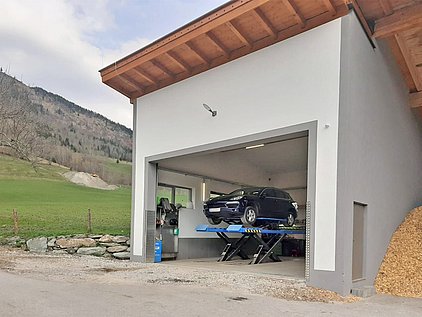Basecamp for testdrivers - Garage with car lift Holiday Village Ponyhof