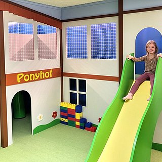 Der Kinderspielraum mit Softplayanlage im Almhüttenstil