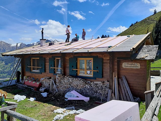 Feriendorf Ponyhof - Neues Dach für die Almhütte